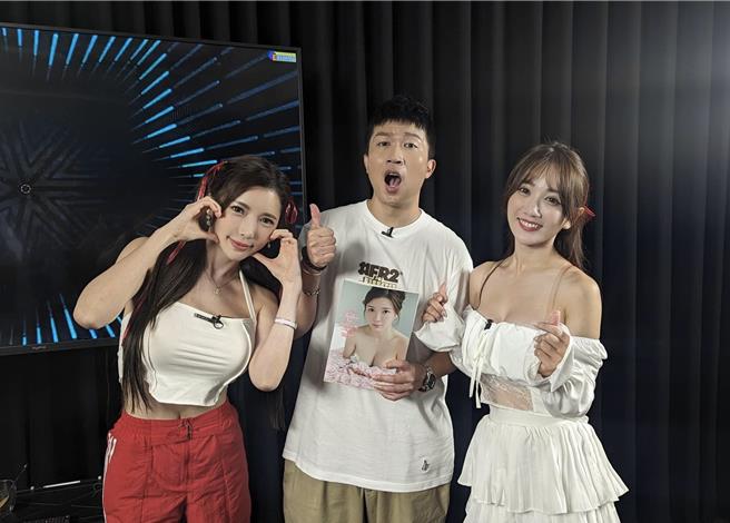 张立东（中）在节目上访问蓝星蕾（左）与啦啦队女神小珍奶（右）。（Up直播提供）