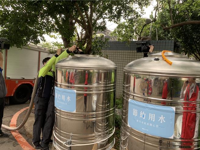 因自来水公司将施作管线工程，新竹县、市有4万8000户自来水用户将自12月22日晚间10时起停止供水至24日 晚间7时止，共计停水长达45小时，水公司已将备有临时供水站。图为供水站示意图。（本报资料照片／陈育贤新竹传真）