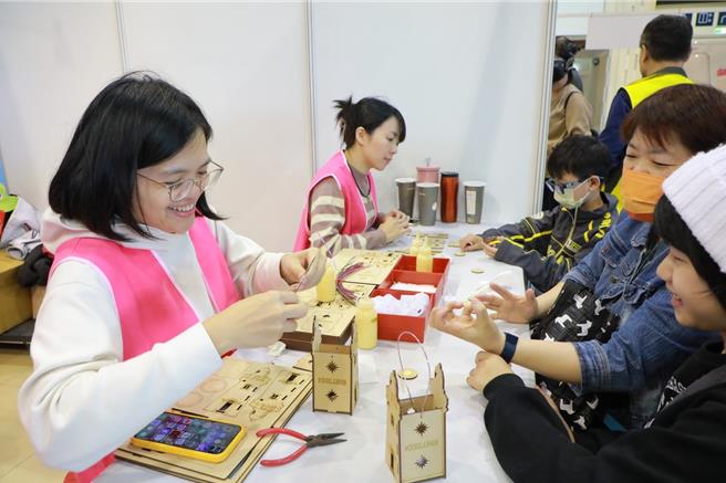 「2023台湾灯塔教育节」8日起接连两天，于文化中心广场、飞鸢广场和基港大楼热闹展开，现场有许多校园摊位及工作坊，可让家长与学童体验手作等内容，并了解各校特色。（基隆市政府提供／徐佑升基隆传真）