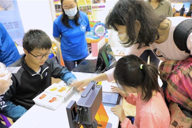 「2023台湾灯塔教育节」8日起接连两天，于文化中心广场、飞鸢广场和基港大楼热闹展开，现场有许多校园摊位及工作坊，可让家长与学童体验手作等内容，并了解各校特色。（基隆市政府提供／徐佑升基隆传真）