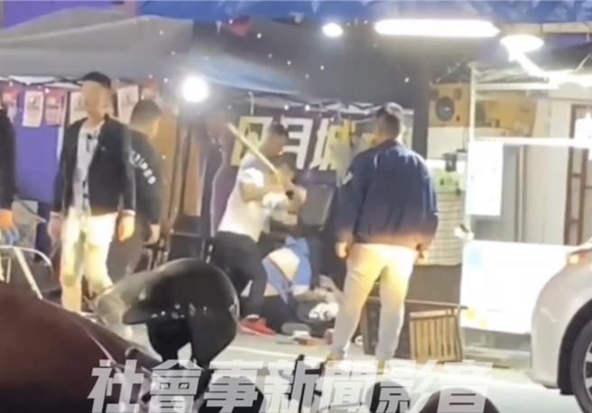 埔里镇八德路的一家烤肉摊8日深夜遭人持球棒、铁棍砸摊，摊商夫妇受伤送医。（翻摄「社会事新闻影音」／杨静茹南投传真）