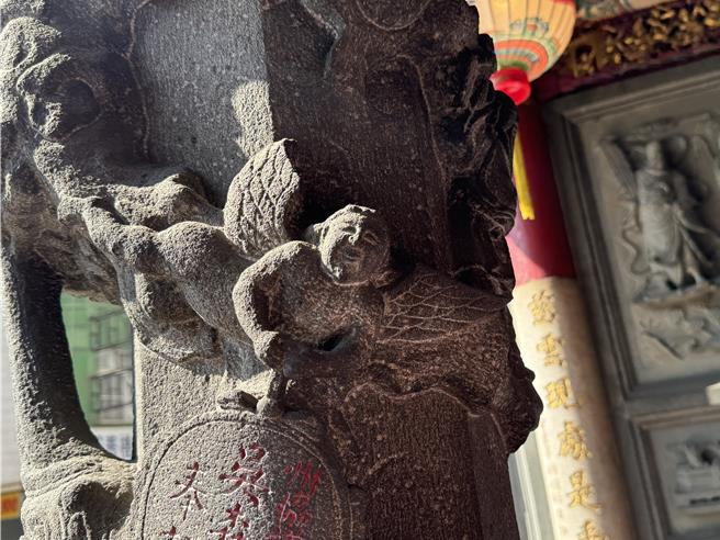 台湾府城隍庙的庙前有一对龙柱，上头竟然有小天使，让观者啧啧称奇。(曹婷婷摄)