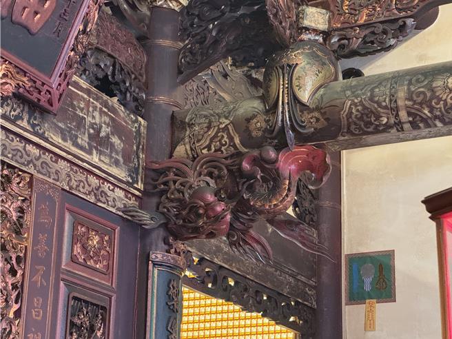 正殿四点金柱上的鳌鱼雀替，各为喜怒哀乐四种表情，象徵人间变化无常。(曹婷婷摄)