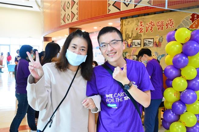 最輕體重小勇士恩恩的媽媽（左）與台東馬偕醫師沈上博（右）合照。（蔡旻妤攝）