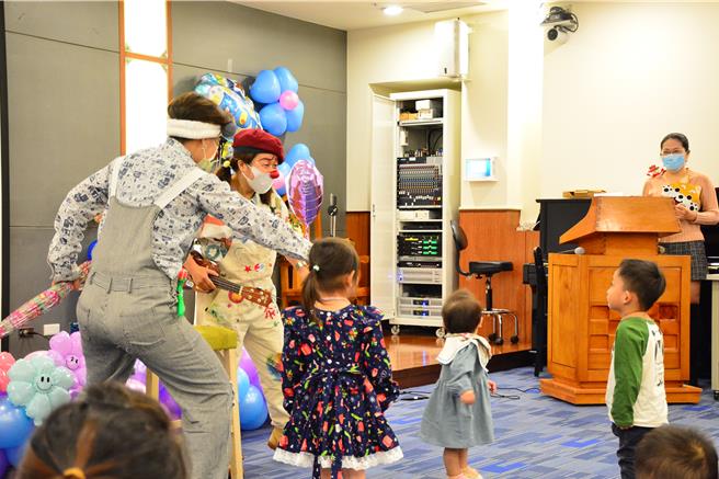 台東馬偕醫院今天舉辦「後山小腳丫回娘家活動」，邀請28位早產兒家庭與當時照護寶貝的醫護人員們相見歡。（蔡旻妤攝）