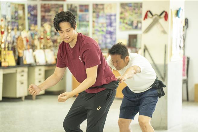 徐乃麟（右）、徐新洋父子一起學習舞獅。（民視提供）