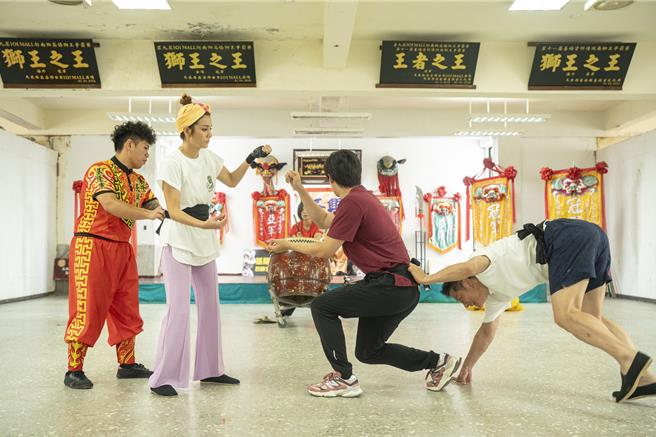莎莎（左起）、徐新洋、徐乃麟為舞獅相當努力。（民視提供）