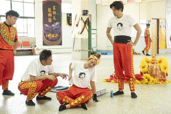 莎莎（中）面露不適，徐乃麟（左）、徐新洋趕緊關心。（民視提供）