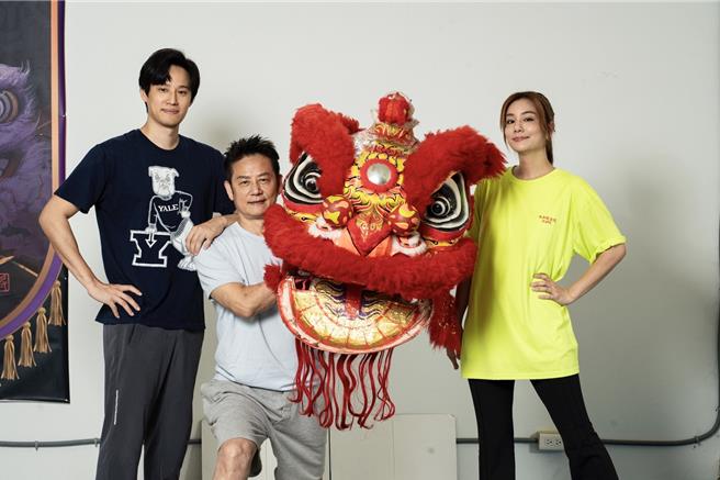 徐新洋（左起）、徐乃麟、莎莎。（民視提供）