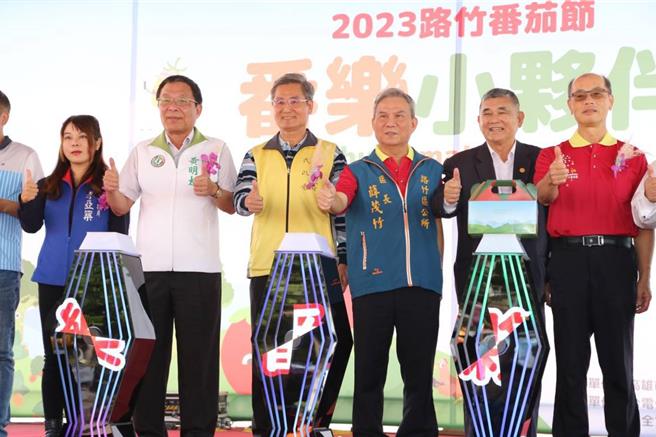 高雄市议员李亚筑（左一）、黄明太（左二）等人9日出席路竹番茄节活动，与民同乐。（路竹区公所提供／林瑞益高雄传真）