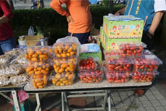 2023路竹番茄节12月9日、10日一连两天在路竹体育园区登场，图为展场卖的番茄。（路竹区公所提供／林瑞益高雄传真）