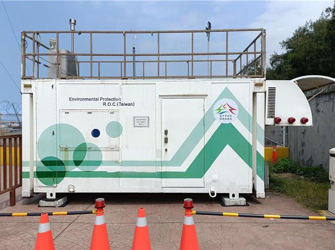 台中市政府環保局在台中港區架設架設尖端儀器氣相層析質譜儀，24小時監測不定時排放的汙染源。（台中市環保局提供／張亦惠台中傳真）