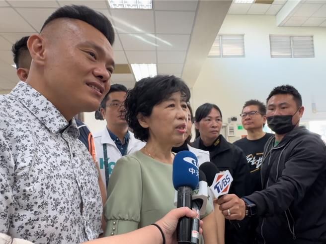 民眾党总统参选人柯文哲的妻子陈佩琪（中）8日到大巨蛋看亚锦赛，并在脸书爆料大巨蛋遭中央卡关是「柯文哲在任就不给过」，陈9日在台中大里受访表示，内容也是转述柯转述的话，「如果民进党要告的话就告我好了」，有努力求证。（潘虹恩摄）