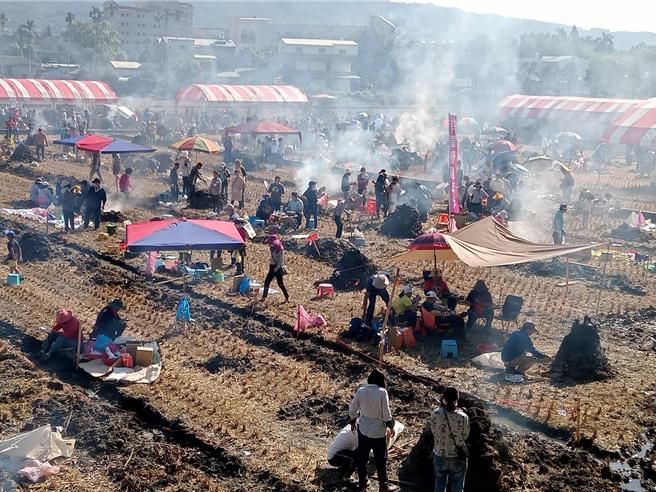 彰化县田中镇公所9日在田中镇天峯寺后方农地八堡圳旁举办堡圳焢窑趣健行活动，总计有120窑，吸引近千人参加。（田中镇公所提供／孙英哲彰化传真）