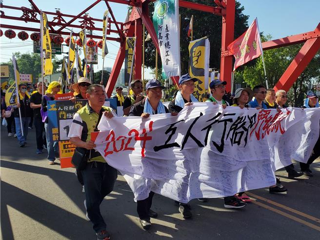 工斗行脚9日抵达云林西螺，云林县产业总工会出动1000多名劳工陪走跨越浊水溪到彰化。（周丽兰摄）