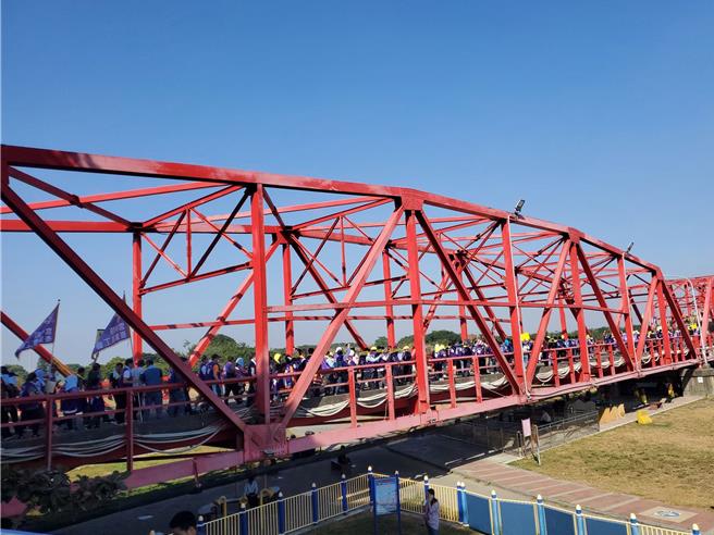 西螺大桥首次为陈情案件行脚封桥。（周丽兰摄）