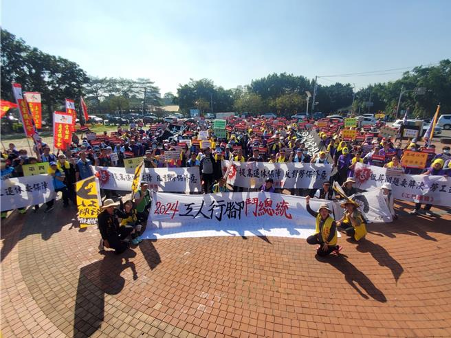 工斗行脚自2日从高雄出发、9日在云林西螺大桥广场集结。（周丽兰摄）
