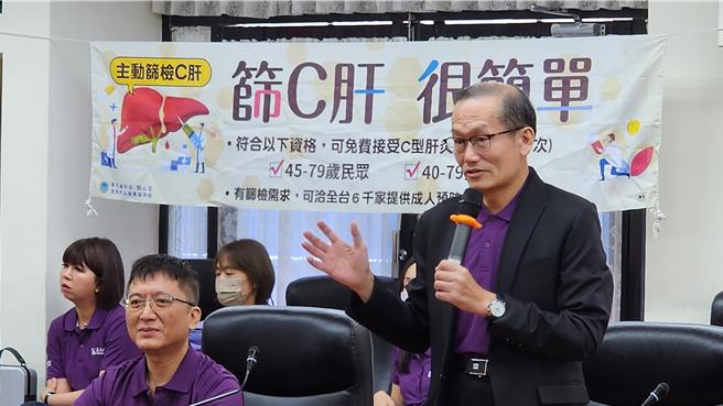 義大醫院院長杜元坤9日率團隊到澎湖縣政府簡報離島C肝篩檢與根除成果。（許逸民攝）