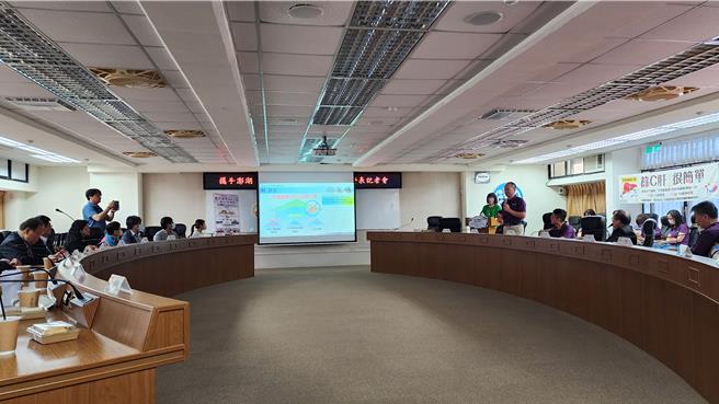 義大醫院院長杜元坤9日率團隊到澎湖縣政府簡報離島C肝篩檢與根除成果，由執行計畫的義大醫院內科部長戴啟明（站立者）說明。（許逸民攝）