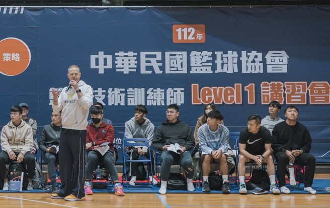 Mike仔细跟学员讲解。(中华篮协提供)