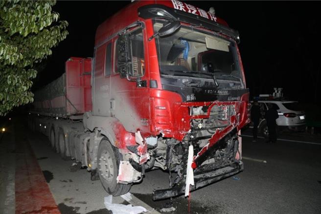 江西南昌年初超载砂石车撞告别式场致20死19伤调查报告出炉究责。图为肇事砂石车。（大陆央视）