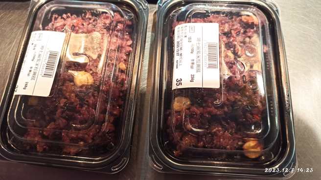 女网友买了2盒紫米桂圆甜米糕，后悔没把架上4盒全买下。（网友授权提供）