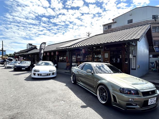 潮州日式歷史建筑文化园区9日因「恋车『潮』现」活动涌进大批人潮，一走进园区，即可见到人人抢拍的「JDM 四大天王」，以及曾在《头文字D》、《玩命关头》系列出现过的车辆，车迷为之疯狂，猛按快门留念、做纪录。（谢佳潾摄）