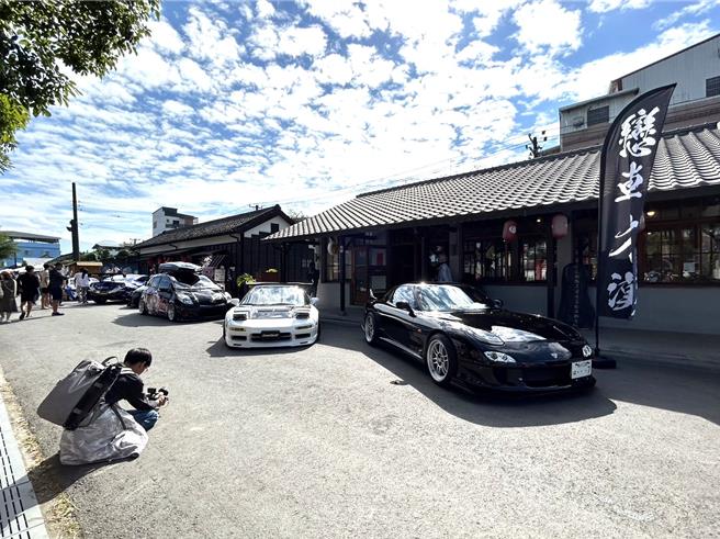 潮州日式歷史建筑文化园区9日因「恋车『潮』现」活动涌进大批人潮，一走进园区，即可见到人人抢拍的「JDM 四大天王」，以及曾在《头文字D》、《玩命关头》系列出现过的车辆，车迷为之疯狂，猛按快门留念、做纪录。（谢佳潾摄）