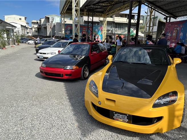 潮州日式歷史建筑文化园区9日因「恋车『潮』现」活动涌进大批人潮，一走进园区，即可见到人人抢拍的「JDM 四大天王」，以及曾在《头文字D》、《玩命关头》系列出现过的车辆，车迷为之疯狂，猛按快门留念、做纪录。（谢佳潾摄）