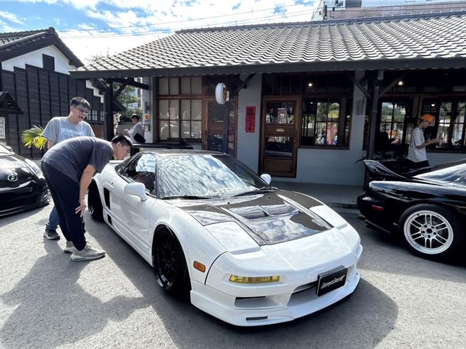 潮州日式歷史建筑文化园区9日因「恋车『潮』现」活动涌进大批人潮，一走进园区，即可见到人人抢拍的「JDM 四大天王」，以及曾在《头文字D》、《玩命关头》系列出现过的车辆，车迷为之疯狂，猛按快门留念、做纪录。（谢佳潾摄）