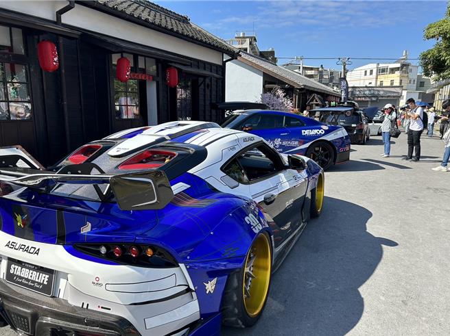 潮州日式歷史建筑文化园区9日因「恋车『潮』现」活动涌进大批人潮，一走进园区，即可见到人人抢拍的「JDM 四大天王」，以及曾在《头文字D》、《玩命关头》系列出现过的车辆，车迷为之疯狂，猛按快门留念、做纪录。（谢佳潾摄）