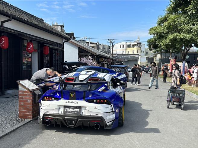 潮州日式歷史建筑文化园区9日因「恋车『潮』现」活动涌进大批人潮，一走进园区，即可见到人人抢拍的「JDM 四大天王」，以及曾在《头文字D》、《玩命关头》系列出现过的车辆，车迷为之疯狂，猛按快门留念、做纪录。（谢佳潾摄）