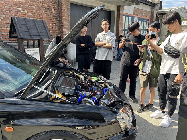 潮州日式歷史建筑文化园区9日因「恋车『潮』现」活动涌进大批人潮，一走进园区，即可见到人人抢拍的「JDM 四大天王」，以及曾在《头文字D》、《玩命关头》系列出现过的车辆，车迷为之疯狂，猛按快门留念、做纪录。（谢佳潾摄）