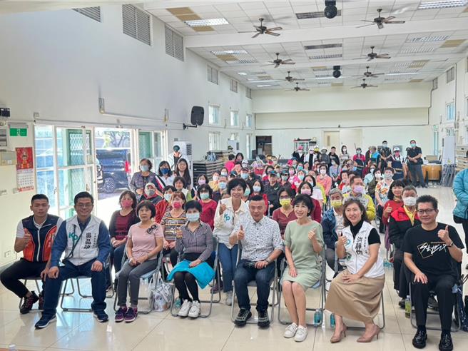 民眾党总统参选人柯文哲的妻子陈佩琪（前排右三）9日到台中大里区十九甲健康公园演讲，批前瞻预算未补助改善长照措施却盖新竹棒球场。（潘虹恩摄）ˋ