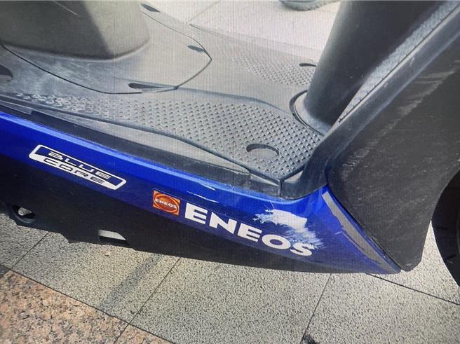 5辆机车在停等区遭计程车撞上。（翻摄照片／林郁平台北传真）