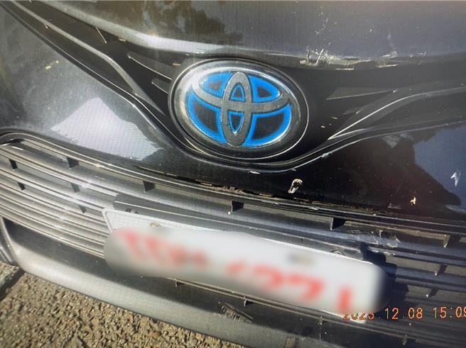 计程车车头有撞击后的伤痕。（翻摄照片／林郁平台北传真）