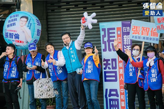 国民党新北市立委参选人张智伦酸说，疫情期间疫苗、口罩、快筛剂样样都缺，民眾的哭声，民进党有听到吗？（摘自张智伦脸书）