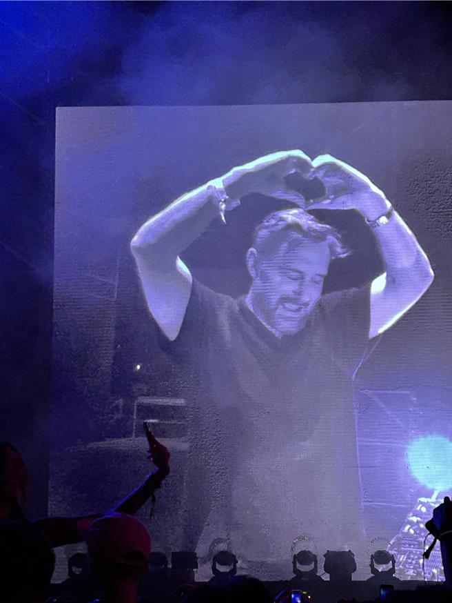 大卫库塔虽一时口误，但赶紧对观眾比出爱心，笑翻全场。（翁紫曦摄）