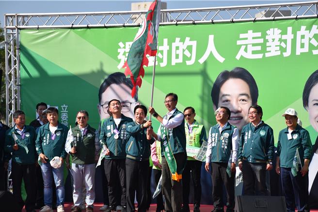 苗栗縣一選區立委參選人康世明也同在9日上午，舉辦竹南競選總部成立大會，由總統參選人賴清德授戰旗。（謝明俊攝）