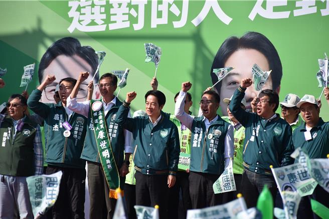 苗栗縣一選區立委參選人康世明也同在9日上午，舉辦竹南競選總部成立大會，總統參選人賴清德帶頭高喊「凍選」。（謝明俊攝）