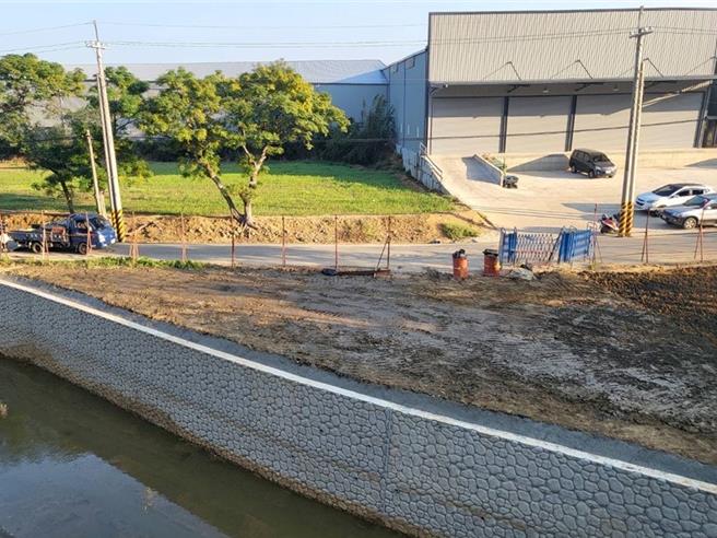 桃園市水務局辦理大園區和平支線和平一號橋下游溪洲段537地號新建護岸工程，圖為改善後現況。（水務局提供／蔡明亘桃園傳真）