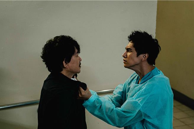 潘君侖（右）怒揪王識賢衣領。（東森提供）