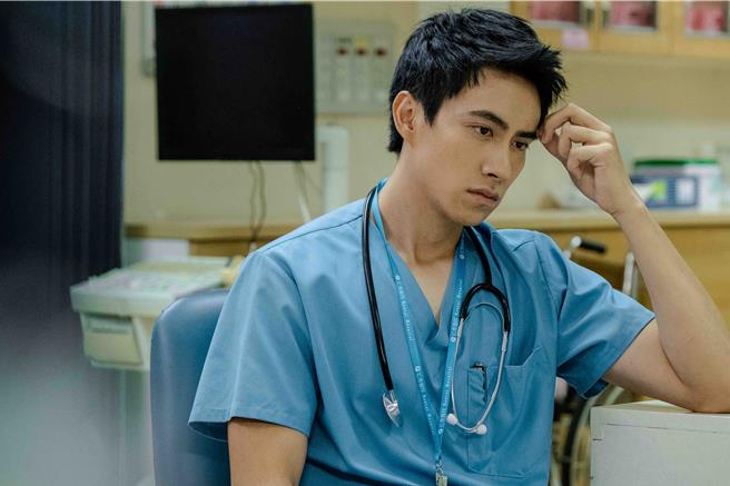 潘君侖角色陷低潮，呈現「生人勿近」的入戲狀態。（東森提供）