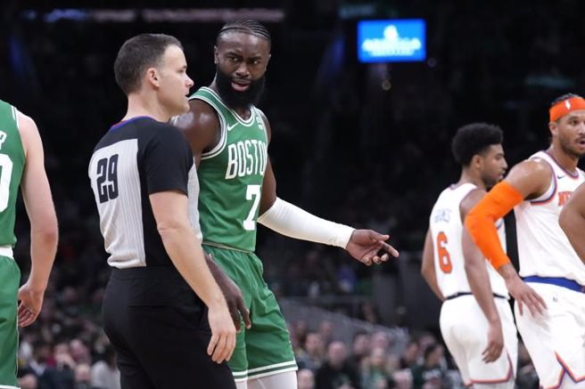 塞尔提克杰伦布朗(中)向裁判抗议。（美联社）