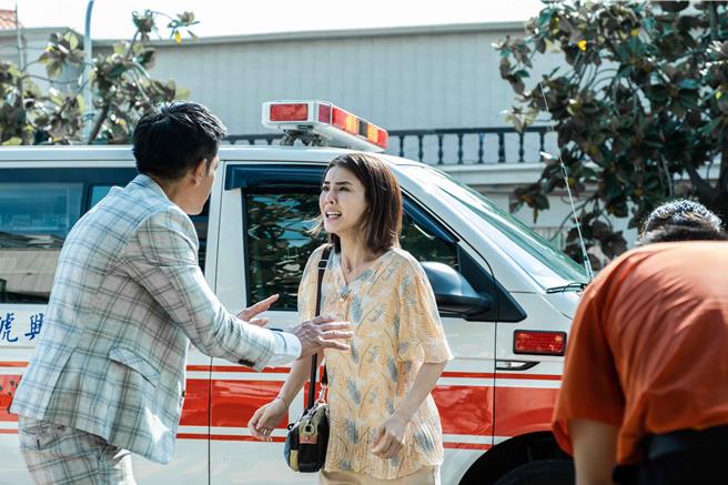 徐小可劇中兒子在送醫途中遇車禍延誤就醫，在大馬路上大吵大鬧。（東森提供）