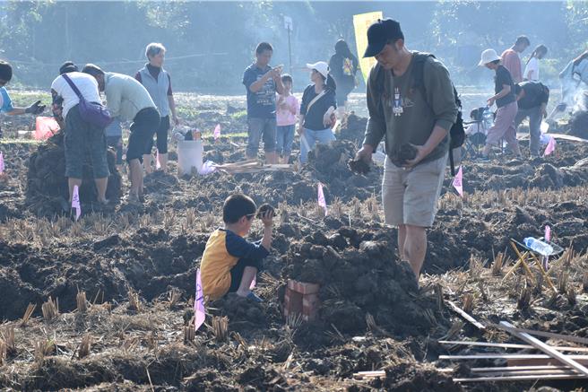 頭份市公所舉辦親子焢窯，3千人擠爆尖下里田野，親子一同砌窯。（謝明俊攝）