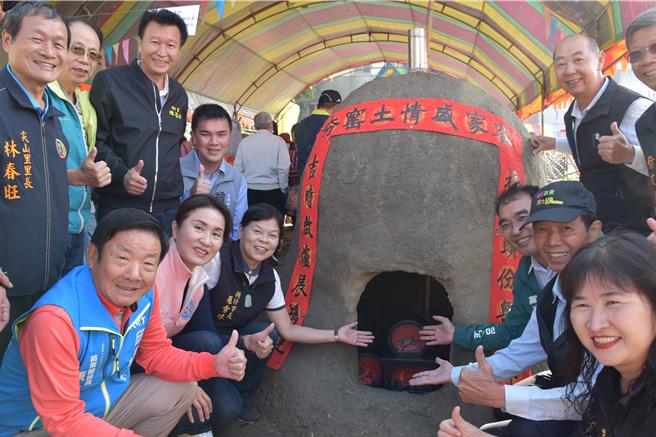 頭份市公所舉辦親子焢窯，頭份市長羅雪珠和苗栗縣副議長張淑芬等同來回憶兒時童趣。（謝明俊攝）