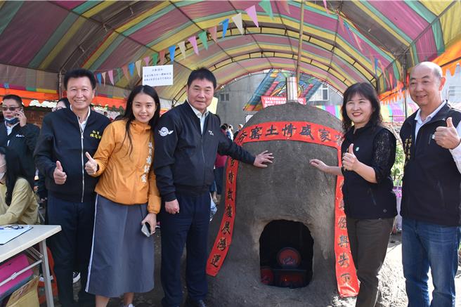 頭份市公所舉辦親子焢窯，3千人擠爆尖下里田野，苗栗縣長鍾東錦開心回憶兒時童趣。（謝明俊攝）