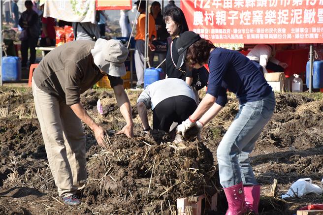 頭份市公所舉辦親子焢窯，3千人擠爆尖下里田野，夫妻一同歡樂砌窯。（謝明俊攝）