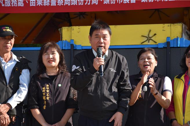 頭份市公所舉辦親子焢窯，3千人擠爆尖下里田野，苗栗縣長鍾東錦希望能維持這項客庄傳統。（謝明俊攝）